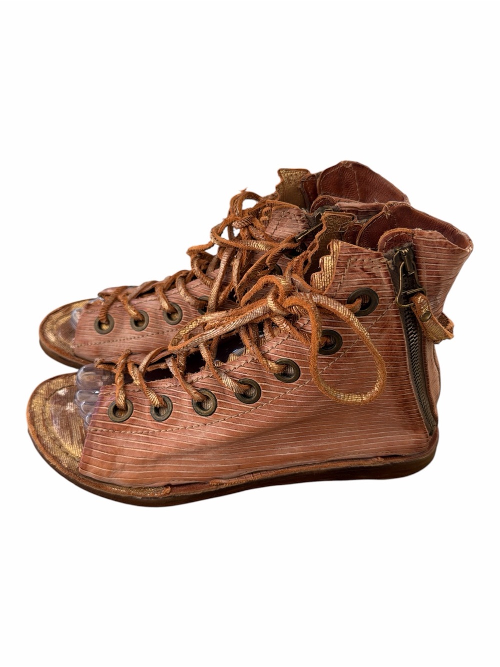 RHETT A.S 98 GLADIATOR FLAT SANDAL IN CAMEL metallic. Lace up and back zip 39